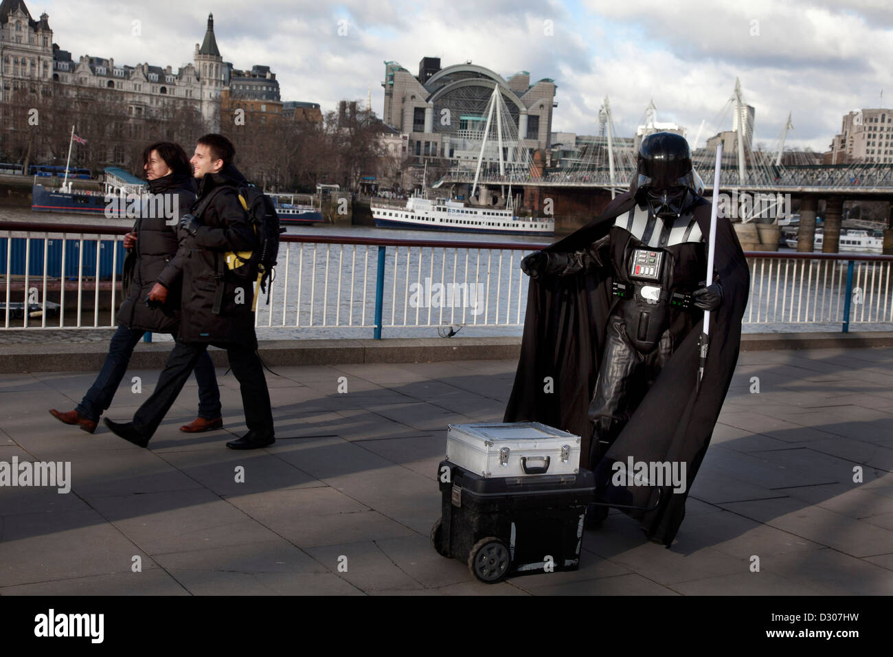 Southbank di Londra. Un animatore di strada arriva vestito come Darth Vader dal film di Star Wars. Foto Stock
