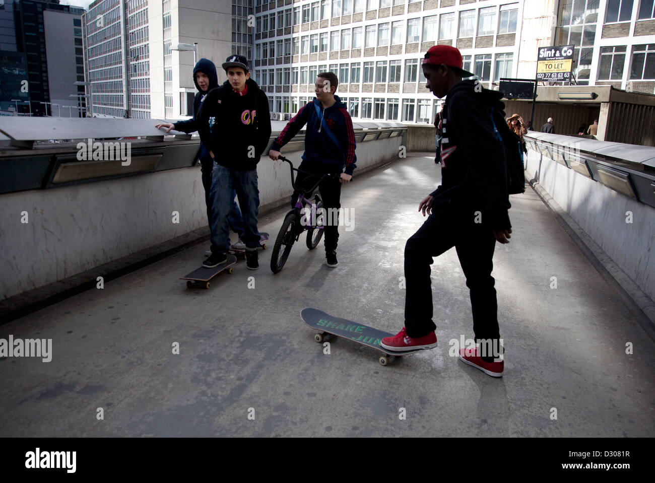 Urban i giovani in giro con skateboard su una passerella a Waterloo, Londra, Regno Unito, una strada popolare cultura punto di raccolta. Foto Stock