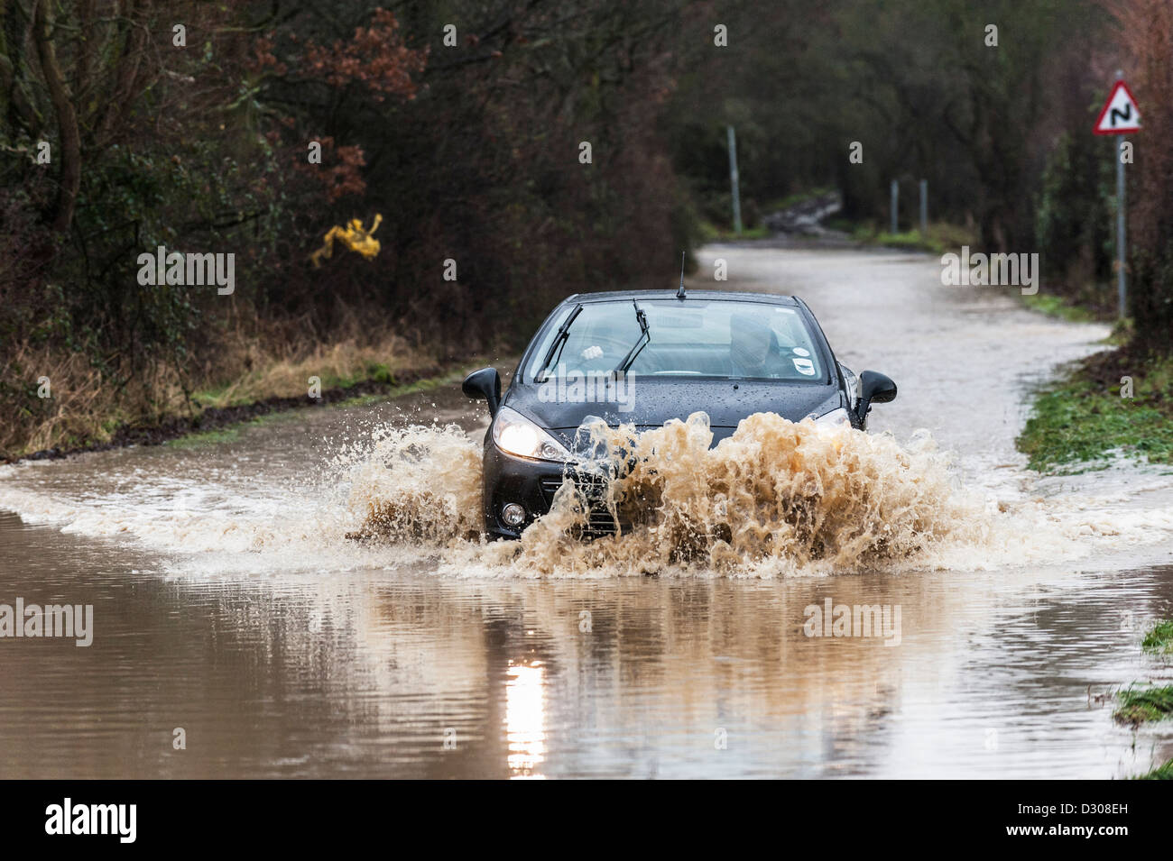 Inondazioni, UK - car lotte per guidare lungo una strada allagata, England, Regno Unito Foto Stock