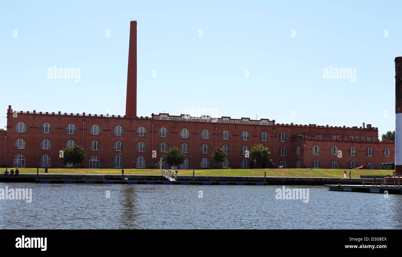 Una storica fabbrica di ceramiche nella città di Aveiro, Portogallo. Foto Stock