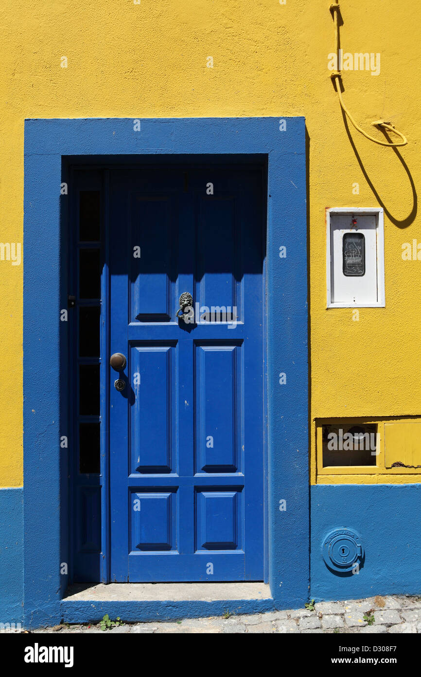 Un blu porta di legno in Aveiro, Portogallo. Foto Stock