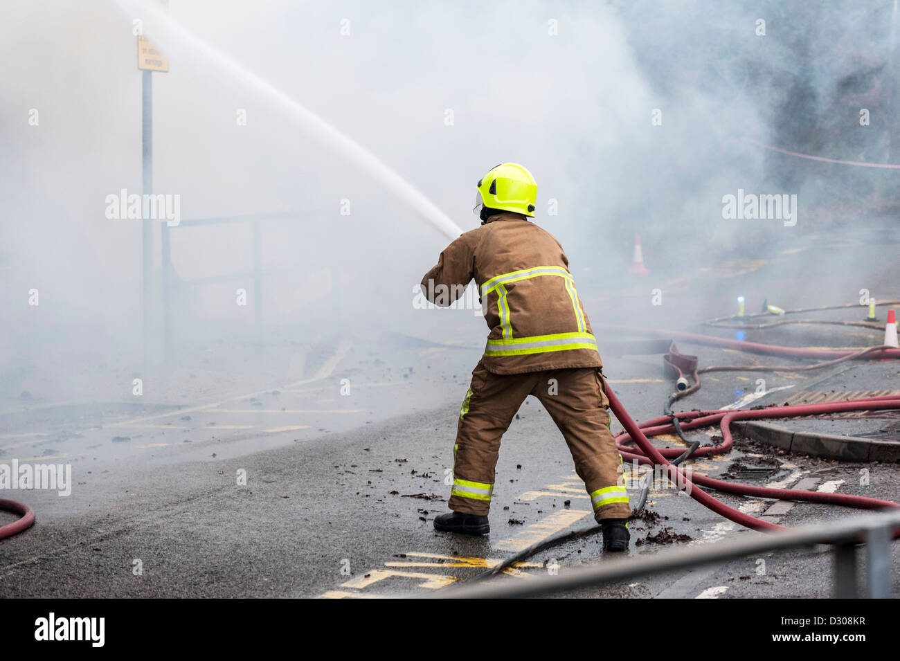 Fireman affrontare un tripudio in Inghilterra, Regno Unito Foto Stock