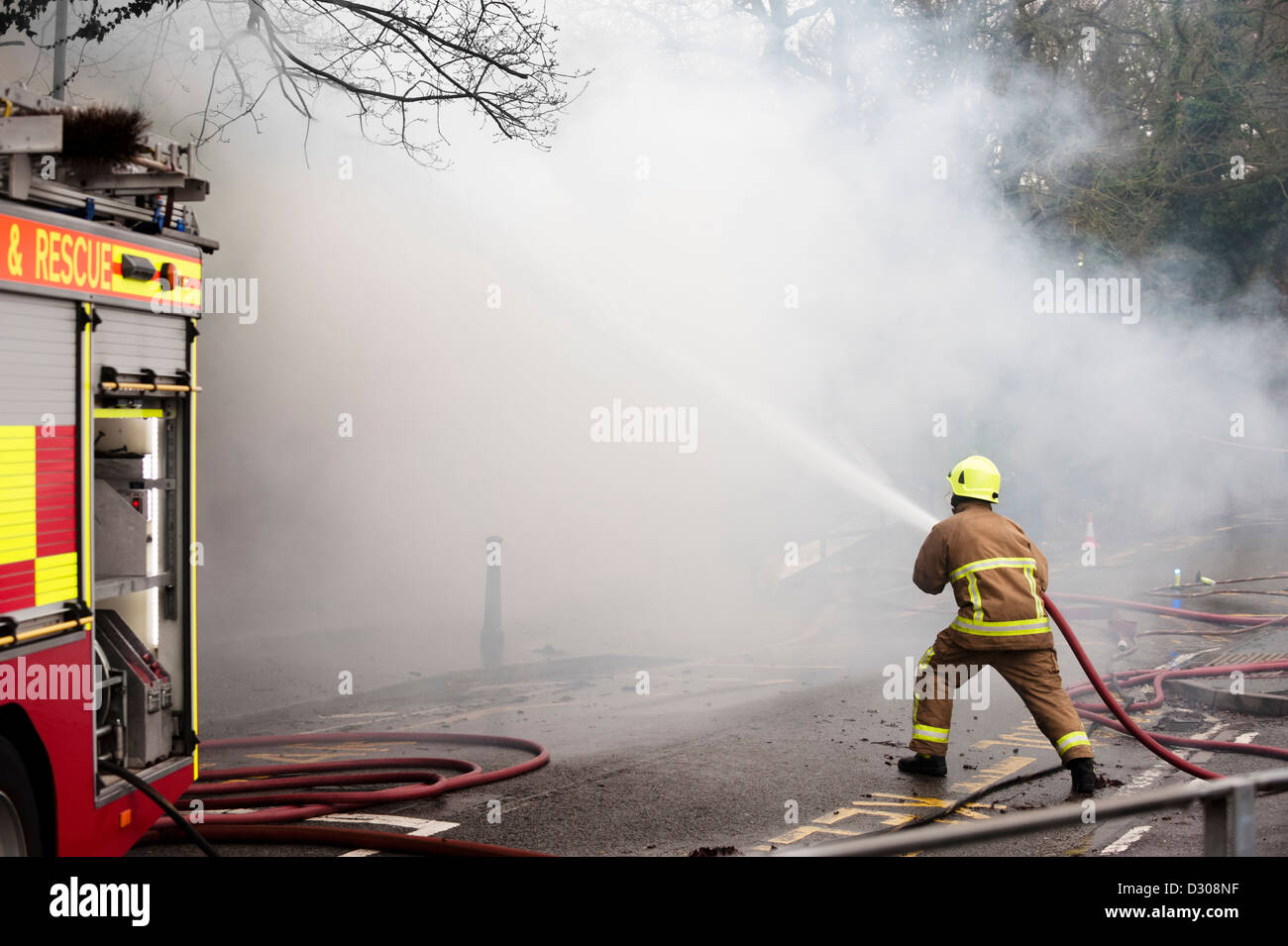 Pompiere affronta un tripudio in Inghilterra, Regno Unito Foto Stock