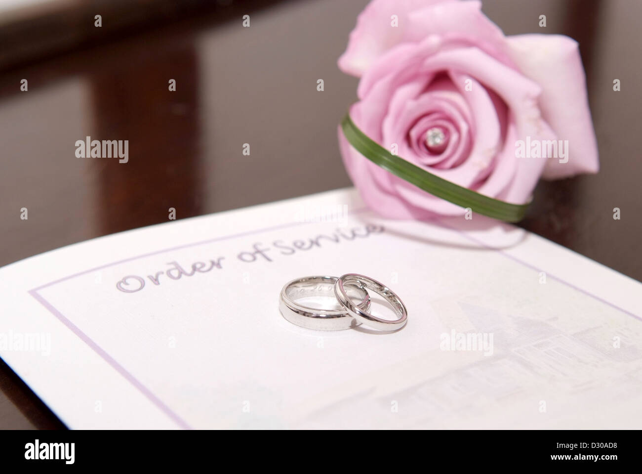 Gli anelli di nozze e rose Foto Stock