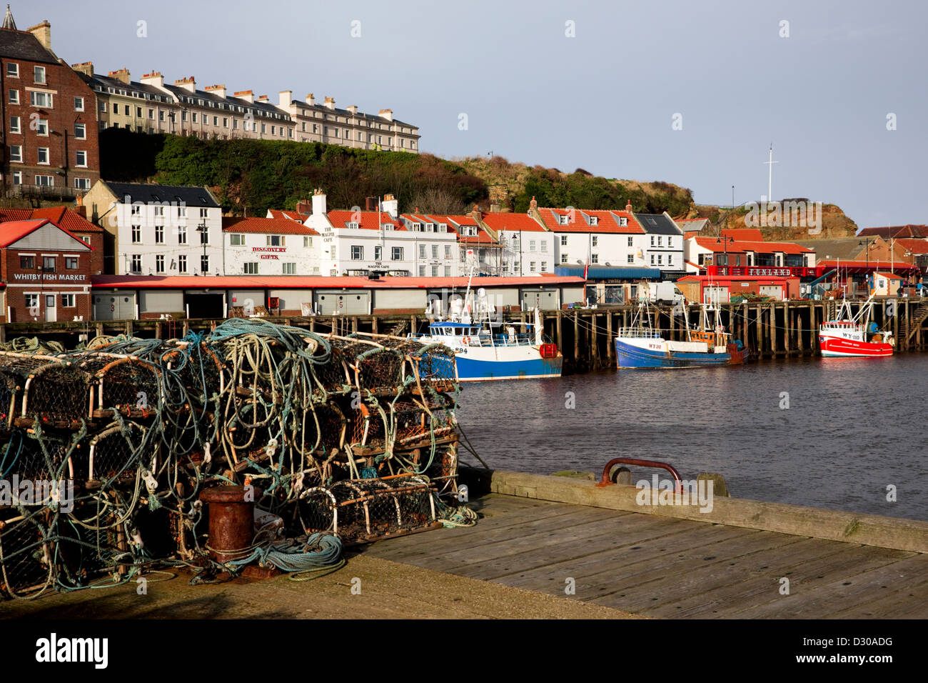 Whitby, Marine Parade west bank visto dalla riva est del fiume Esk. North Yorkshire. Foto Stock
