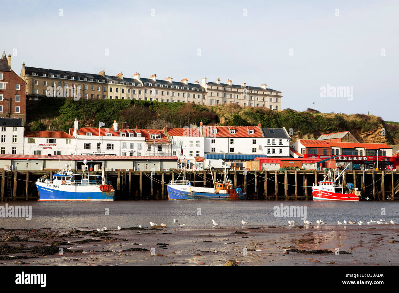 Whitby, Marine Parade west bank visto dalla riva est del fiume Esk. North Yorkshire. Foto Stock