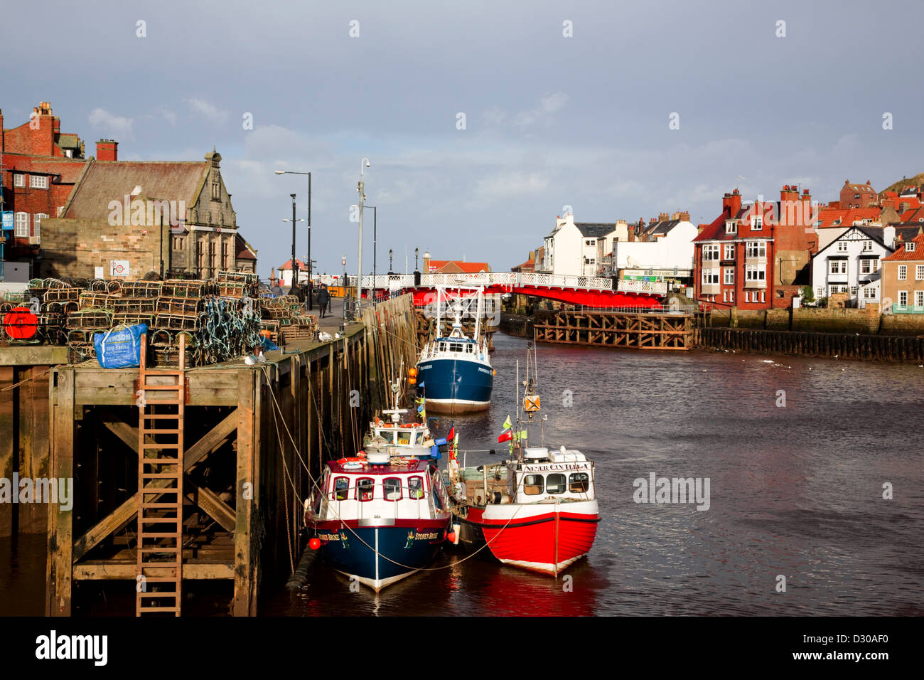 Vedute lungo il fiume Esk verso il ponte girevole, a Whitby, North Yorkshire, Inghilterra. Foto Stock