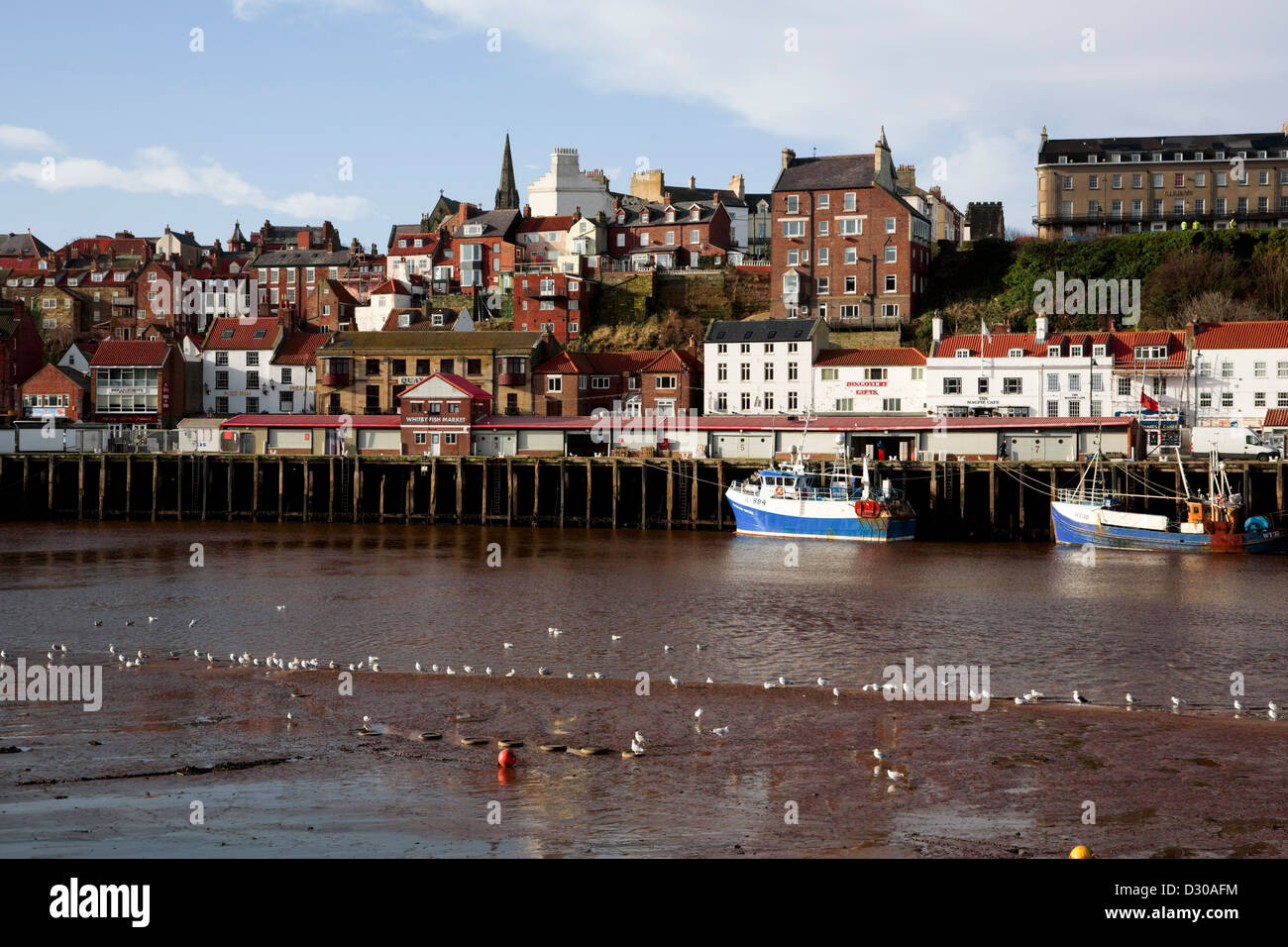 Whitby, Marine Parade west bank visto dalla riva est del fiume Esk. North Yorkshire. Foto Stock