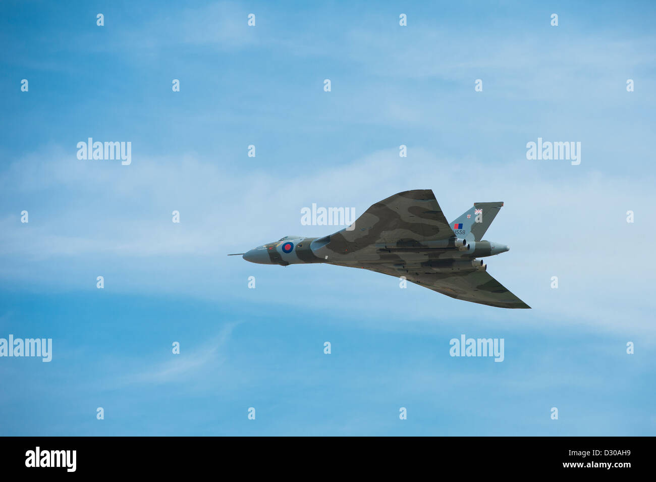 La bellissima Avro Vulcan bombardiere in volo dopo il restauro. Foto Stock