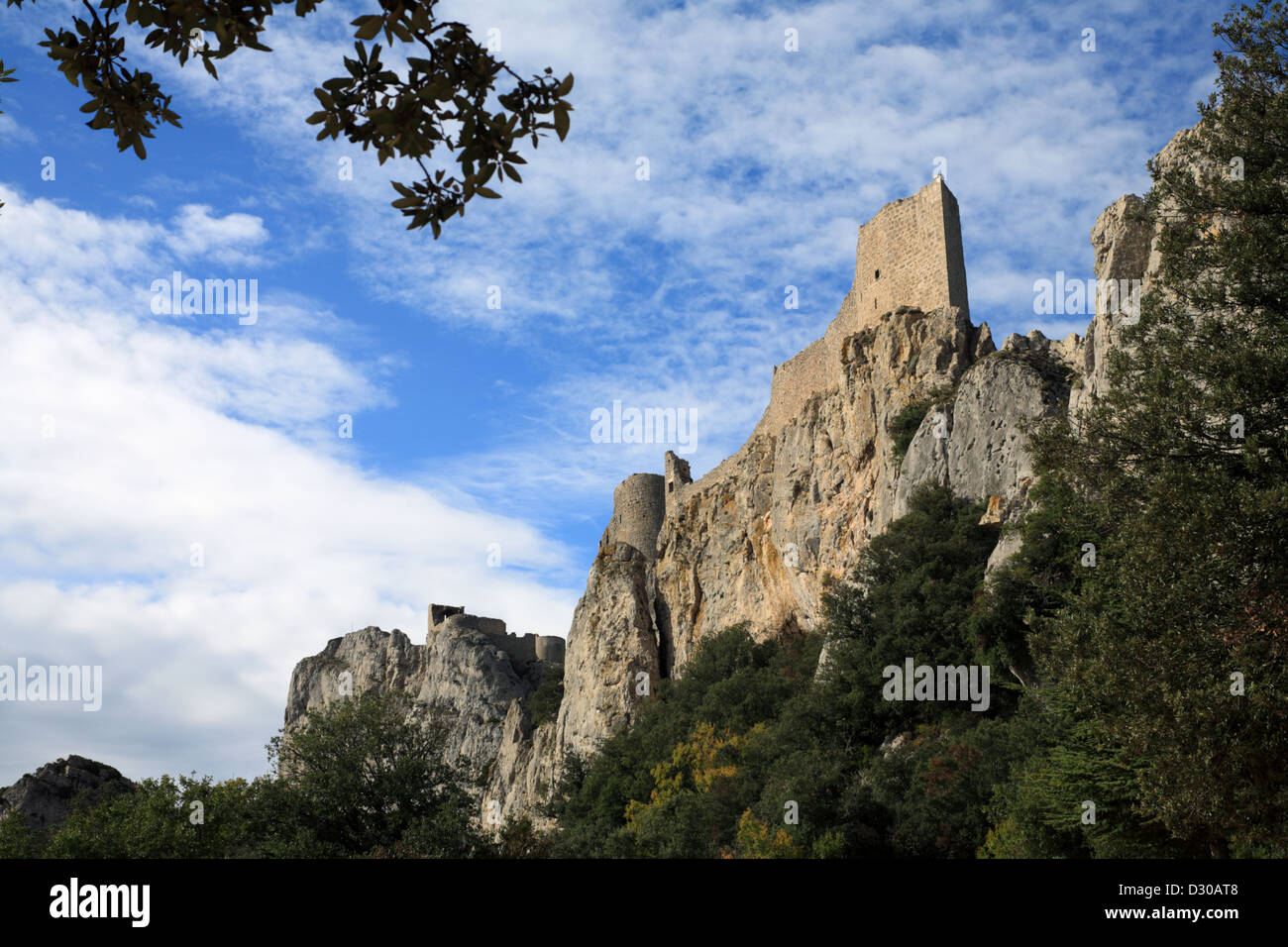 Peyrepertuse uno dei castelli catari nei Pirenei al confine di Francia e Spagna. Foto Stock