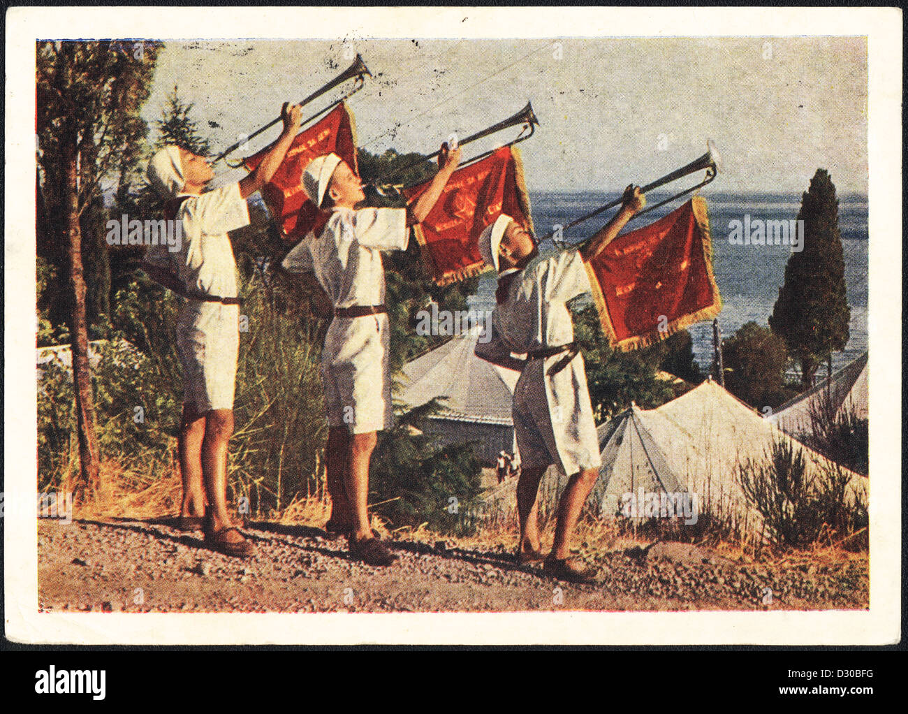 Cartolina retrò 1954. Buglers a Pioneer camp di Artek URSS. Fotografia di B.N. Romanov. Foto Stock