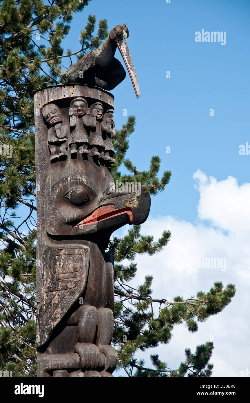 Prima Nazione Totem, Thunderbird Park, il Royal British Columbia Museum, Victoria, British Columbia, Canada Foto Stock