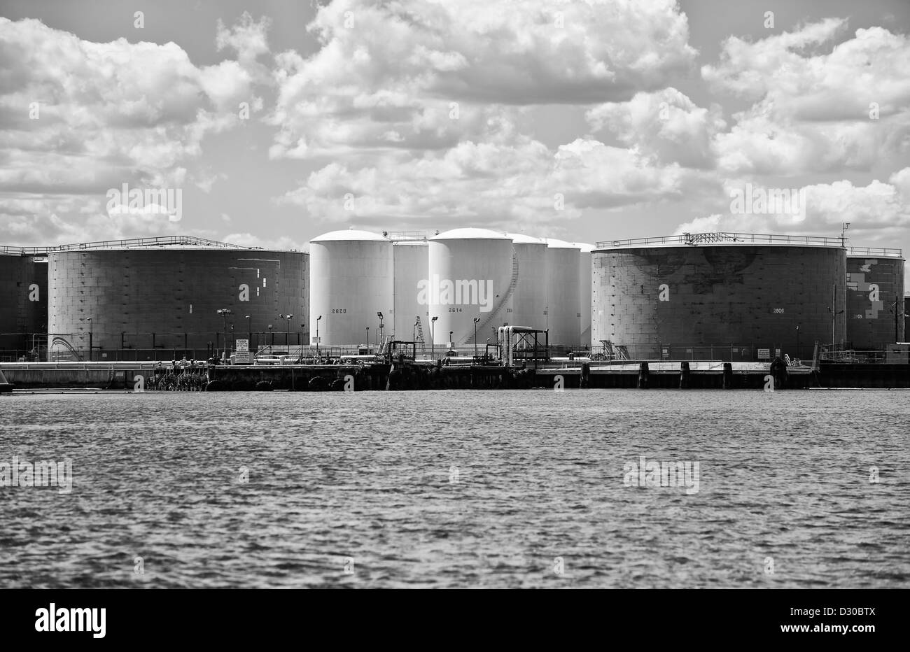 Impianti industriali in Bayonne New Jersey, Stati Uniti d'America, in bianco e nero Foto Stock