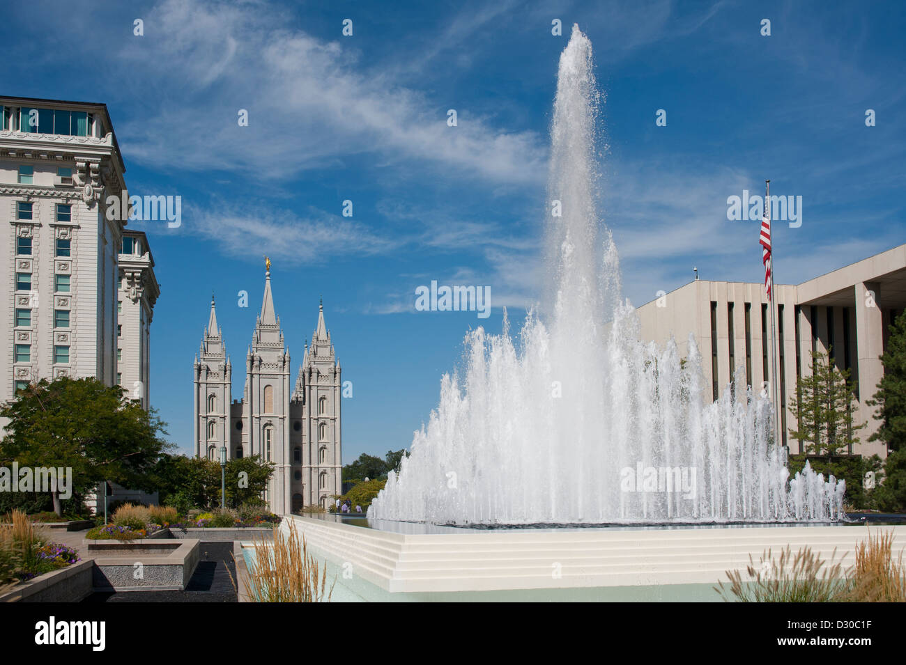 Il più grande tempio della Chiesa Mormone il tempio nel centro di Salt Lake City, Utah si siede accanto a loro intern quartier generale. Foto Stock