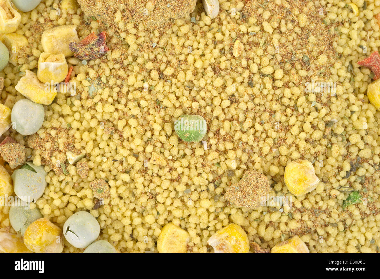 Molto vicino in vista di disidratare il couscous con il condimento e legumi secchi. Foto Stock