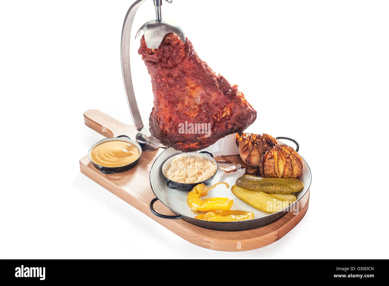 Carne di maiale alla griglia ginocchio con cipolle, senape e rafano su sfondo bianco Foto Stock