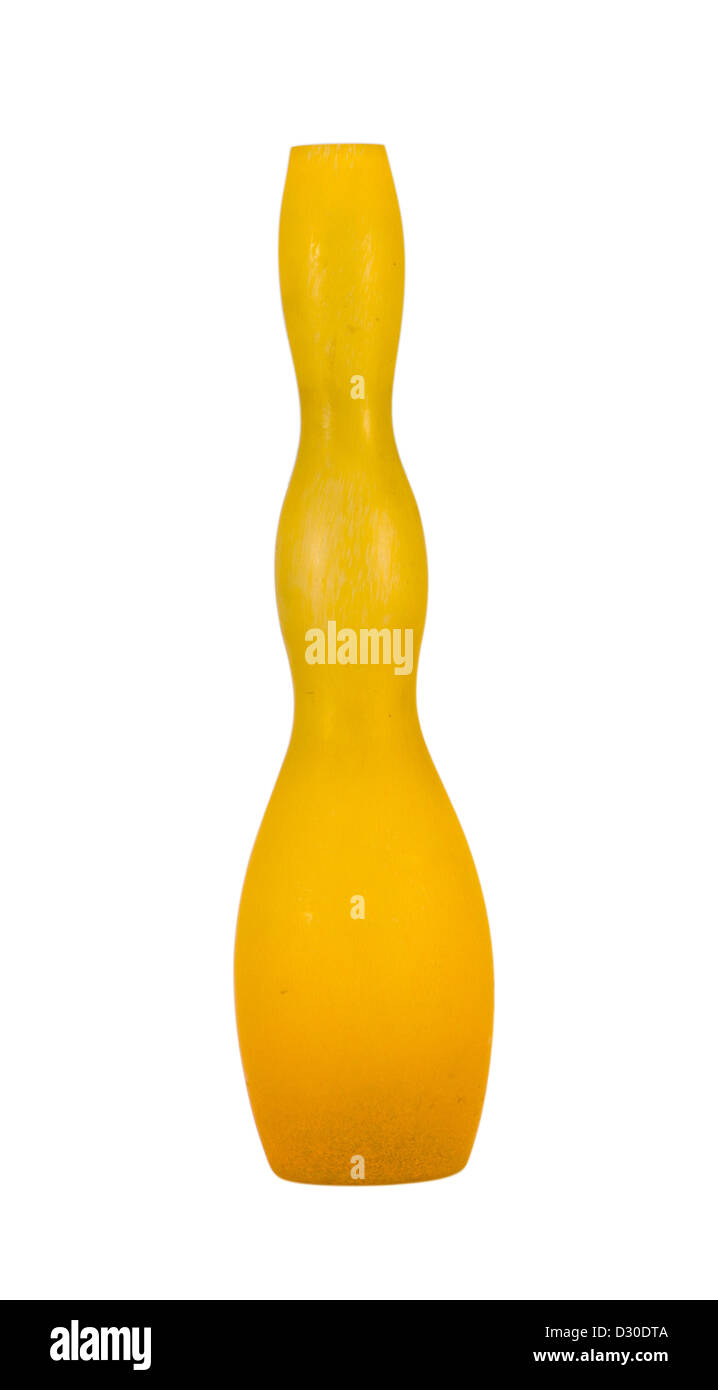 Bella forma curva di colore arancione vaso di vetro isolato su sfondo bianco Foto Stock