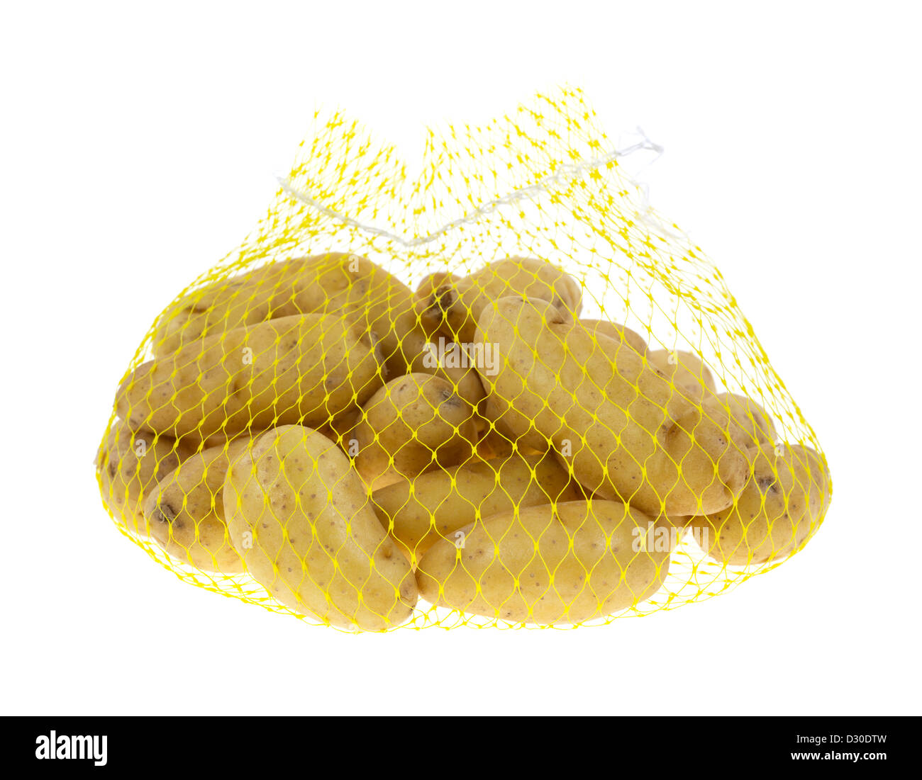 Una piccola borsa a rete con gourmet patate giallo su sfondo bianco. Foto Stock