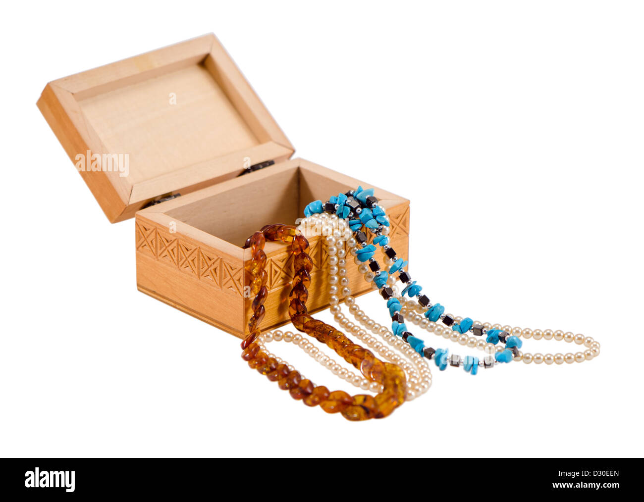 Ambra collana di perle abbigliamento gioielli in cassetta di legno isolato su sfondo bianco Foto Stock