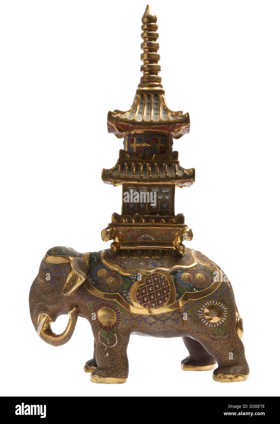 Ornati di bronzo giapponese elefante e pagoda su sfondo bianco Foto Stock