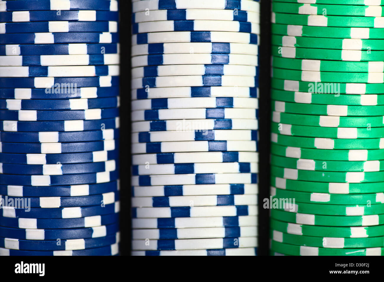 Girato a colori di una pila di vari poker chips Foto Stock