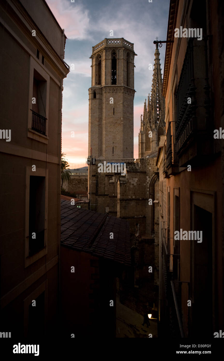 Il campanile della cattedrale di Barcellona (Catalogna, Spagna) vista da un vicolo. Foto Stock