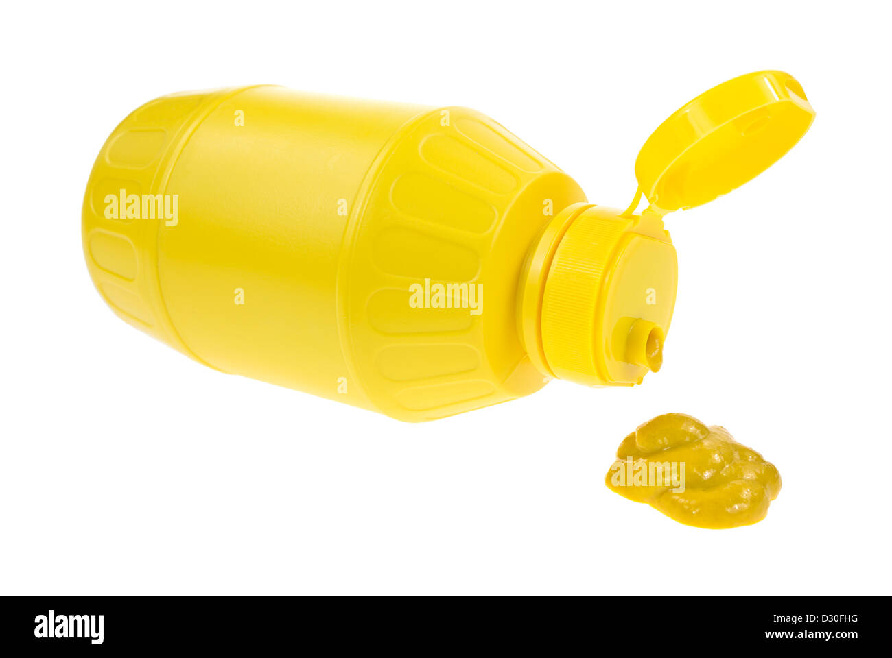 Una bottiglia di senape di lato con la senape spargimento su uno sfondo bianco. Foto Stock