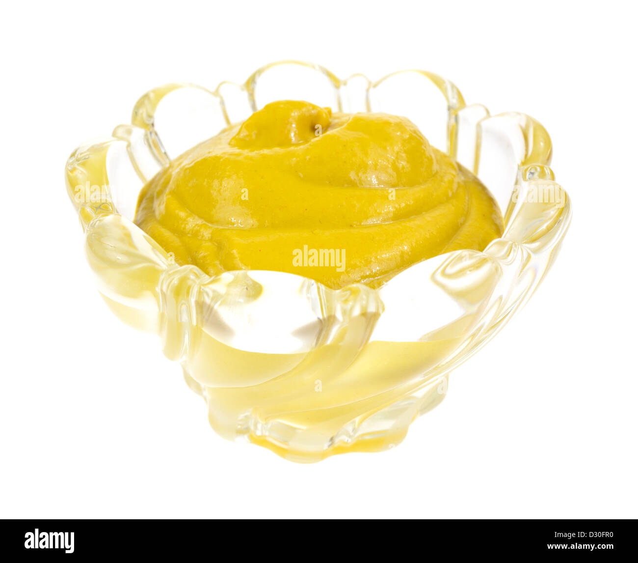 Un vetro piombato ciotola riempita con mostarda giallo su sfondo bianco. Foto Stock