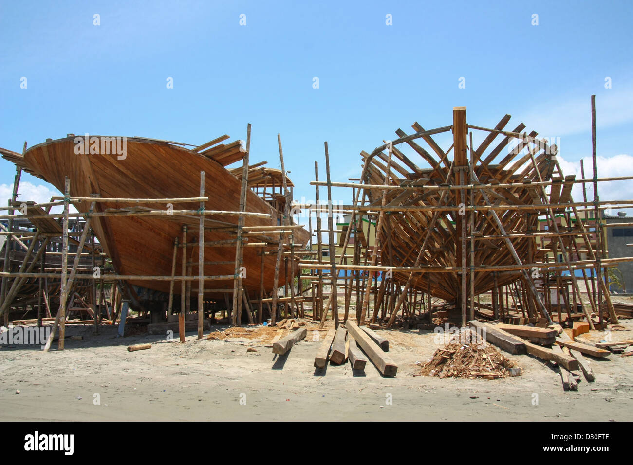 Navi in legno in costruzione su una spiaggia in Ecuador. Foto Stock