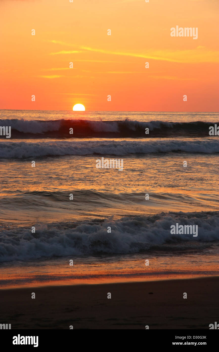 Tramonto su una spiaggia dell'oceano pacifico. Ecuador Foto Stock