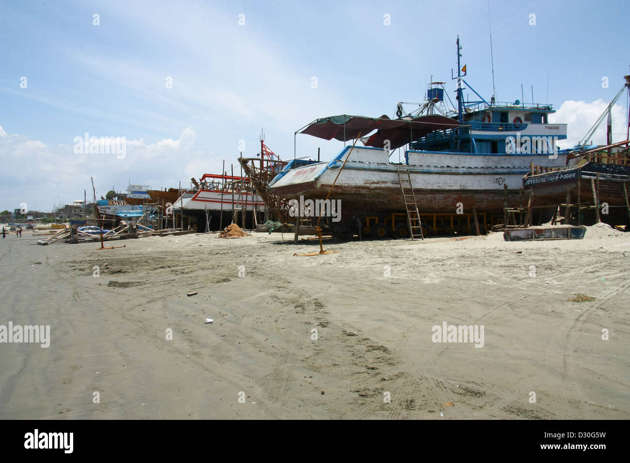 Navi in legno in costruzione su una spiaggia in Ecuador. Foto Stock