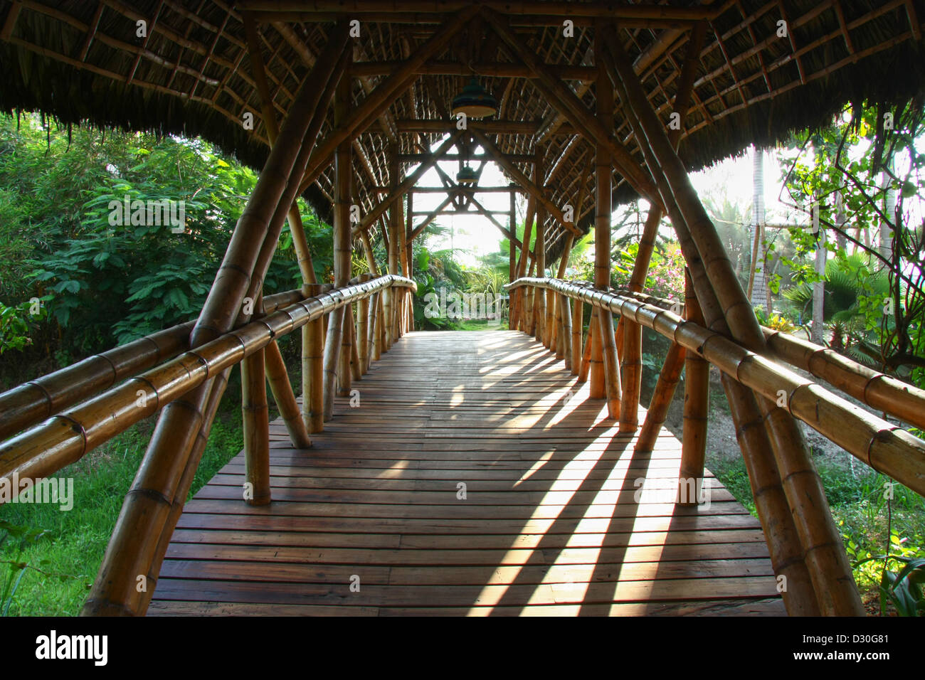 Ponte di legno in un beach resort in Ecuador. Foto Stock