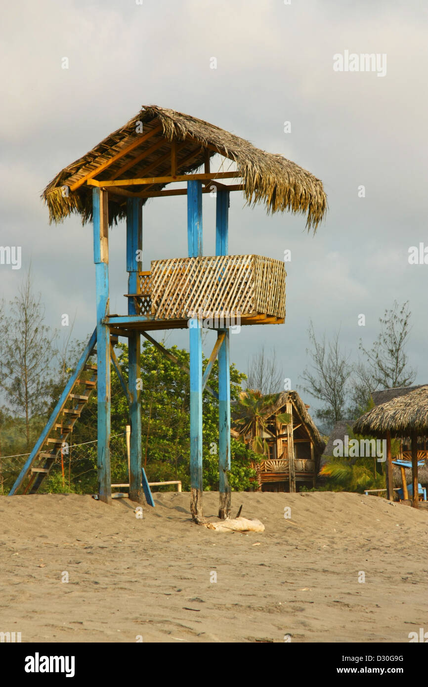 Esotica vita delle guardie torre su una spiaggia, Ecuador. Foto Stock