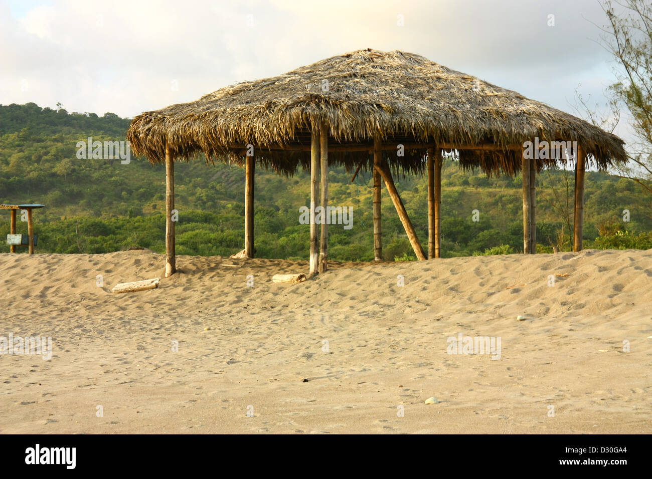 Piccolo Rifugio su una spiaggia in Ecuador. Foto Stock