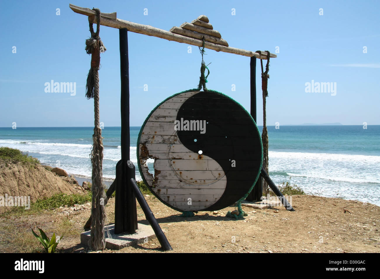 Ying e Yang simbolo con ocean come sfondo Foto Stock