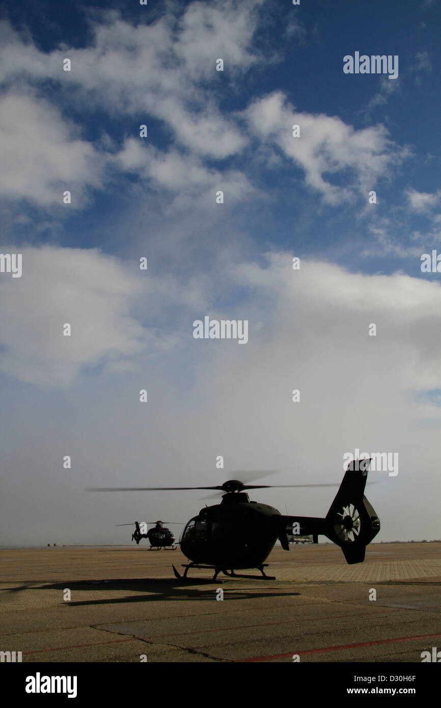 Silhouette di elicotteri militari Foto Stock