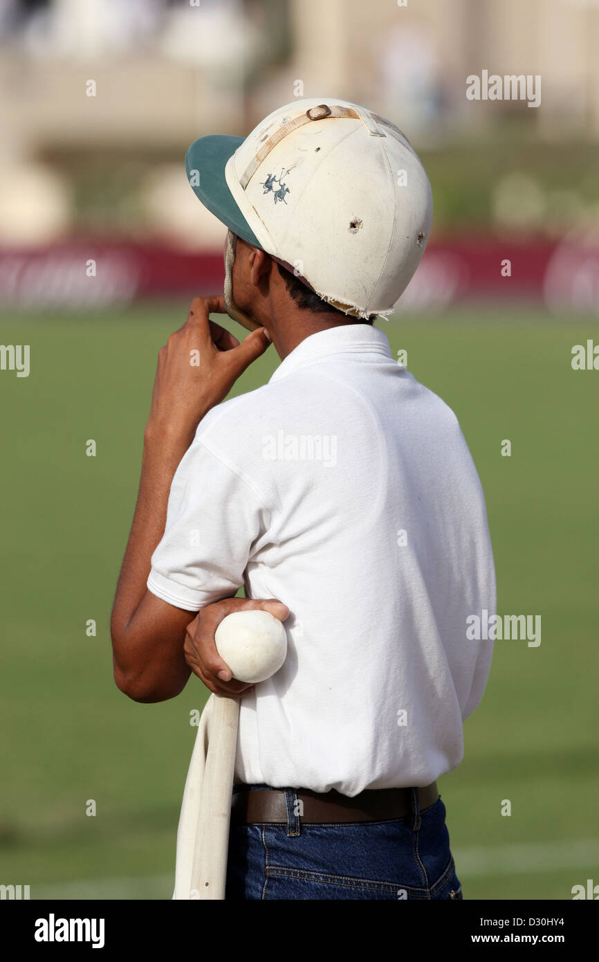 Dubai, Emirati arabi uniti, palla ragazzo giocando polo detiene una palla di gioco Foto Stock