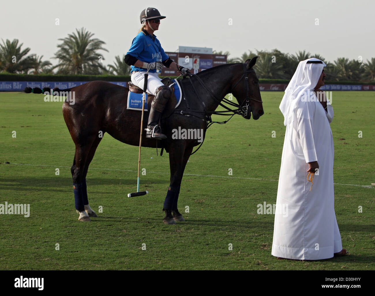 Dubai, Emirati arabi uniti, giocatore di polo e uomo in costume nazionale Foto Stock