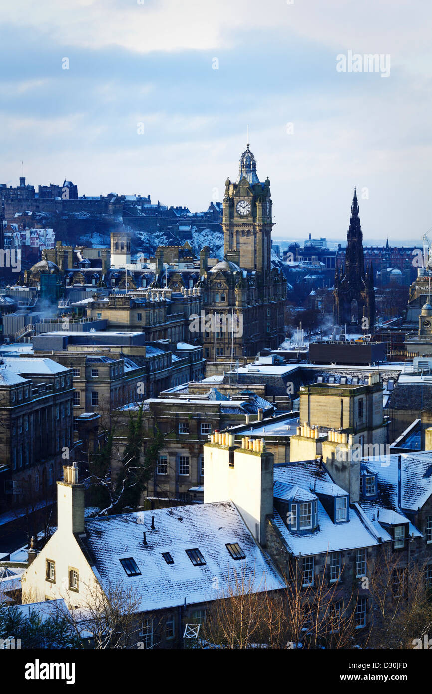 Vista di Edimburgo, con Balmoral Torre dell Orologio in distanza. Preso da Carlton Hill. La neve sulla sommità del tetto. Foto Stock