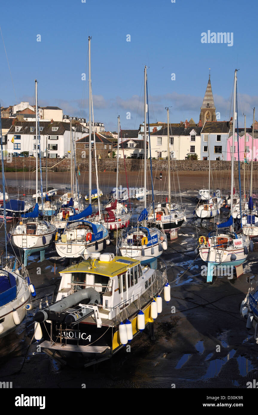 Una vista di Ilfracombe Harbour con barche in primo piano Foto Stock