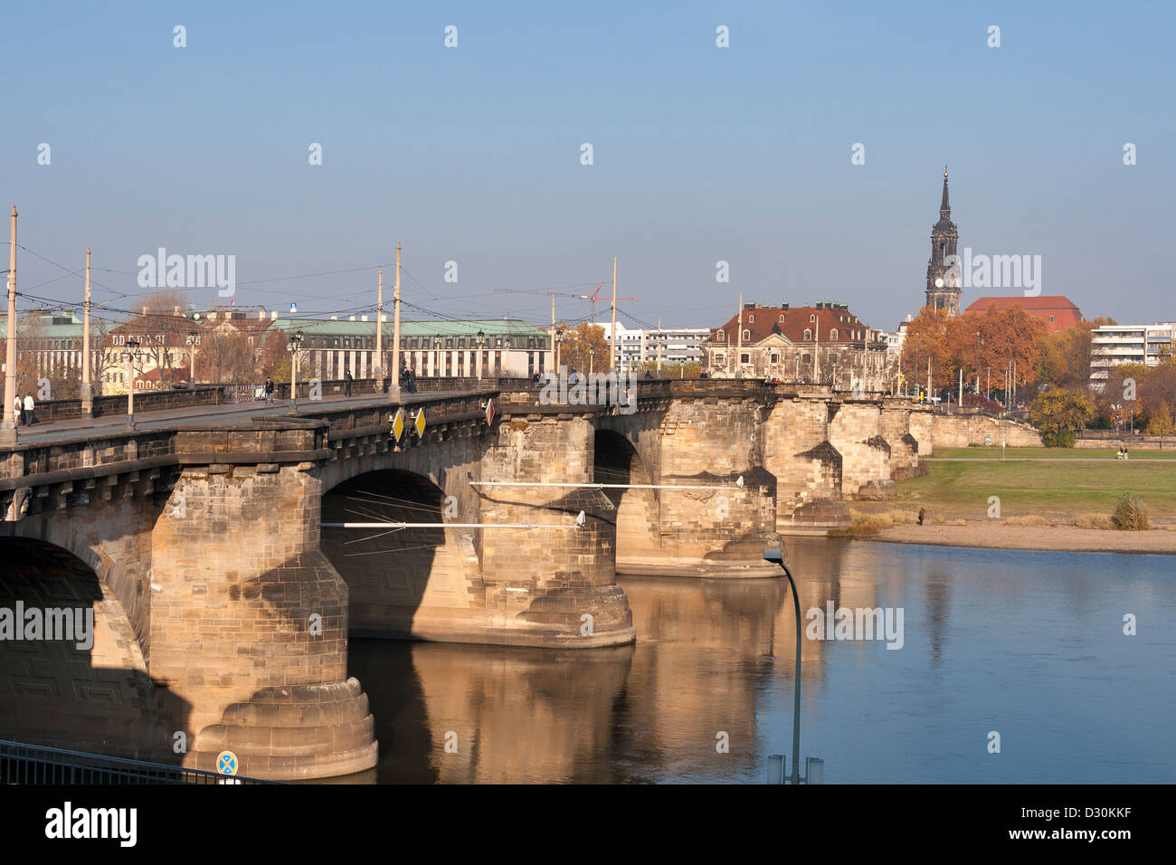 Ponte di Augusto con unrecognezed pedoni a Dresda, in Germania. Foto Stock