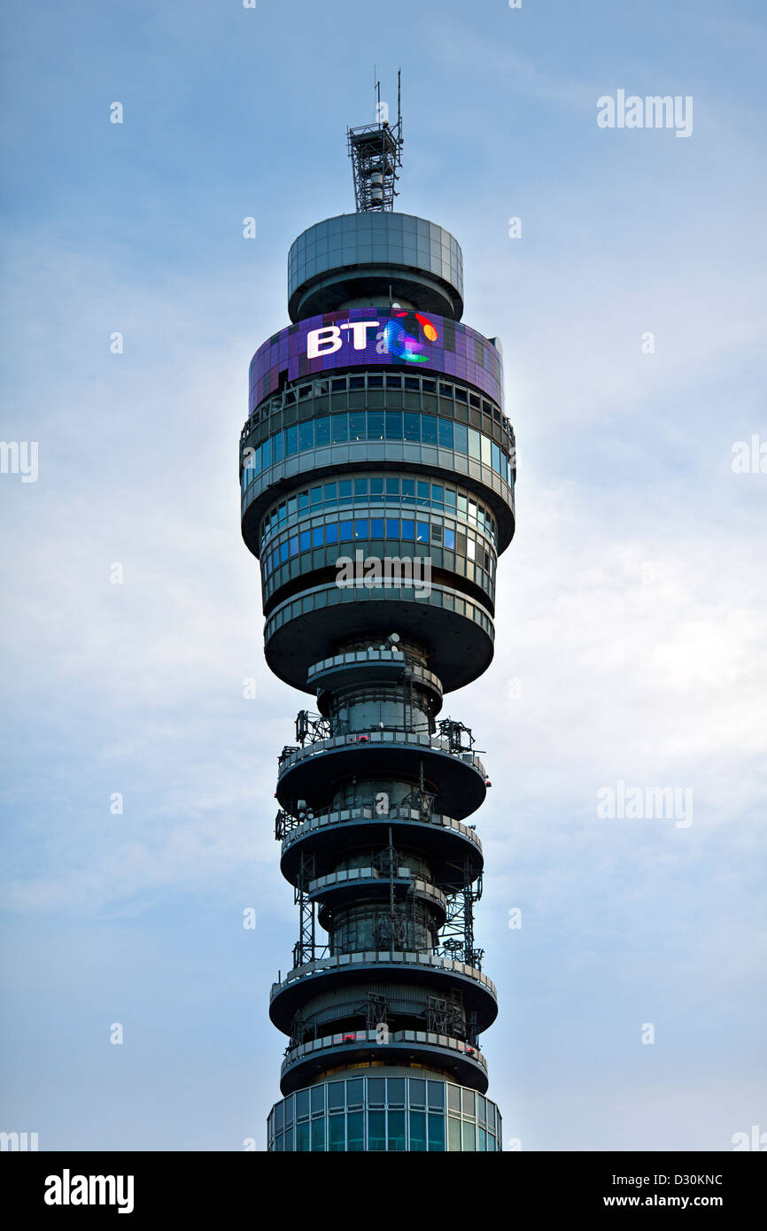 La BT Tower a Londra. Un famoso punto di riferimento noto in precedenza come il Post Office Tower. Foto Stock
