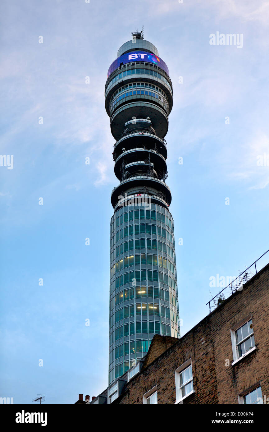 La BT Tower a Londra. Un famoso punto di riferimento noto in precedenza come il Post Office Tower. Foto Stock