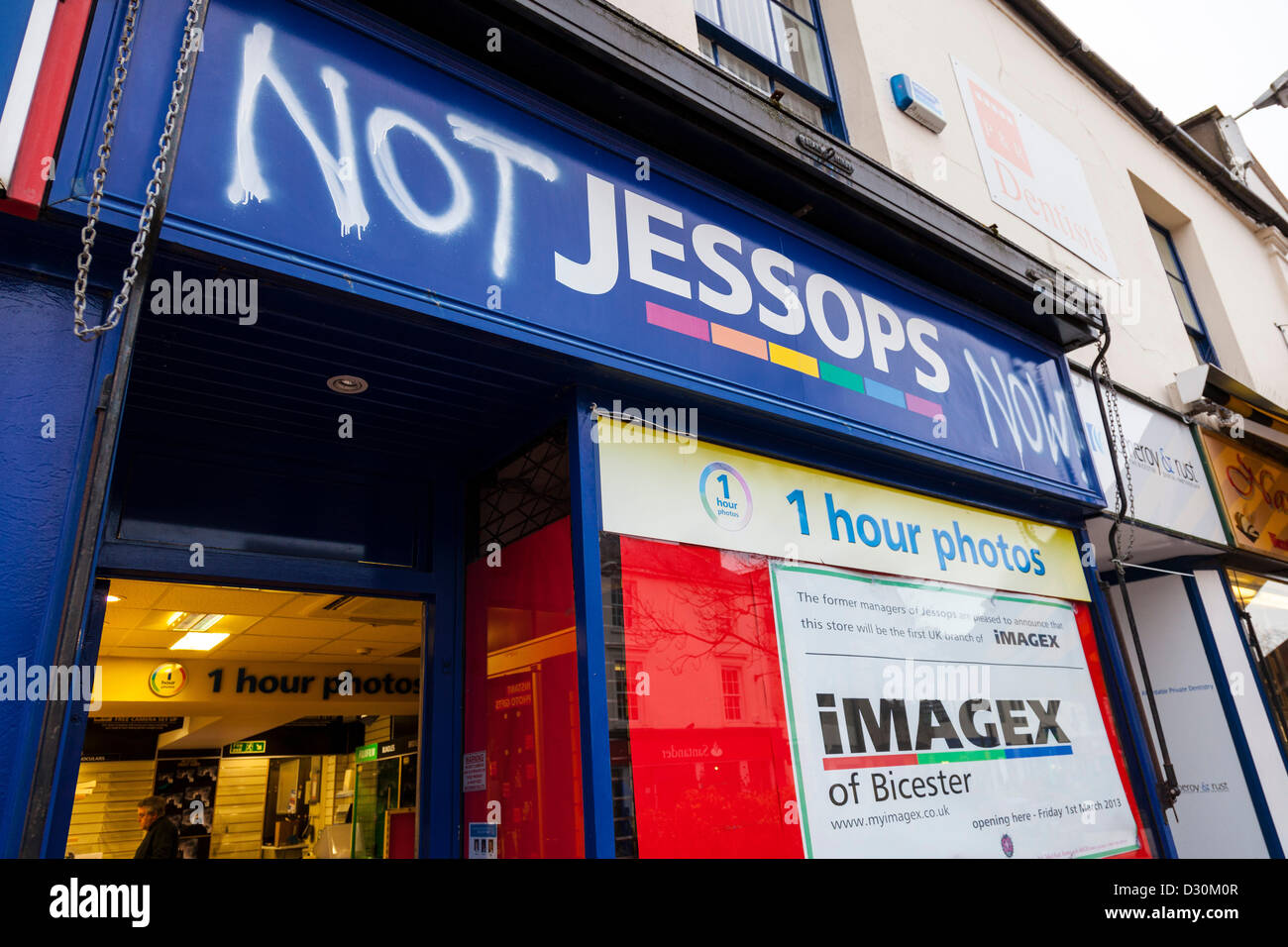 Bicester, Regno Unito. 5 febbraio 2013. Due degli ex agenti della pecora Street, Bicester, Oxfordshire, Regno Unito, filiale della fallita Jessops catena fotografici hanno ripreso il contratto di locazione del negozio hanno lavorato in e riaprirà come iMagex il 1 marzo 2013. Paolo Crockett (grigio shirt) e Robert Peckham (in nero) hanno lavorato presso il negozio per sei anni e hanno molti affezionati clienti che non vogliono lasciare giù. Credito: Giovanni Henshall / Alamy Live News JMH6109 Foto Stock