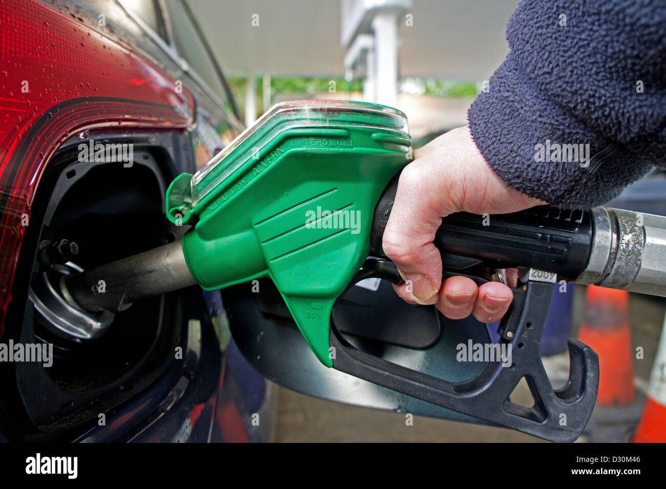 Un cliente di riempimento di una vettura con benzina senza piombo Foto Stock
