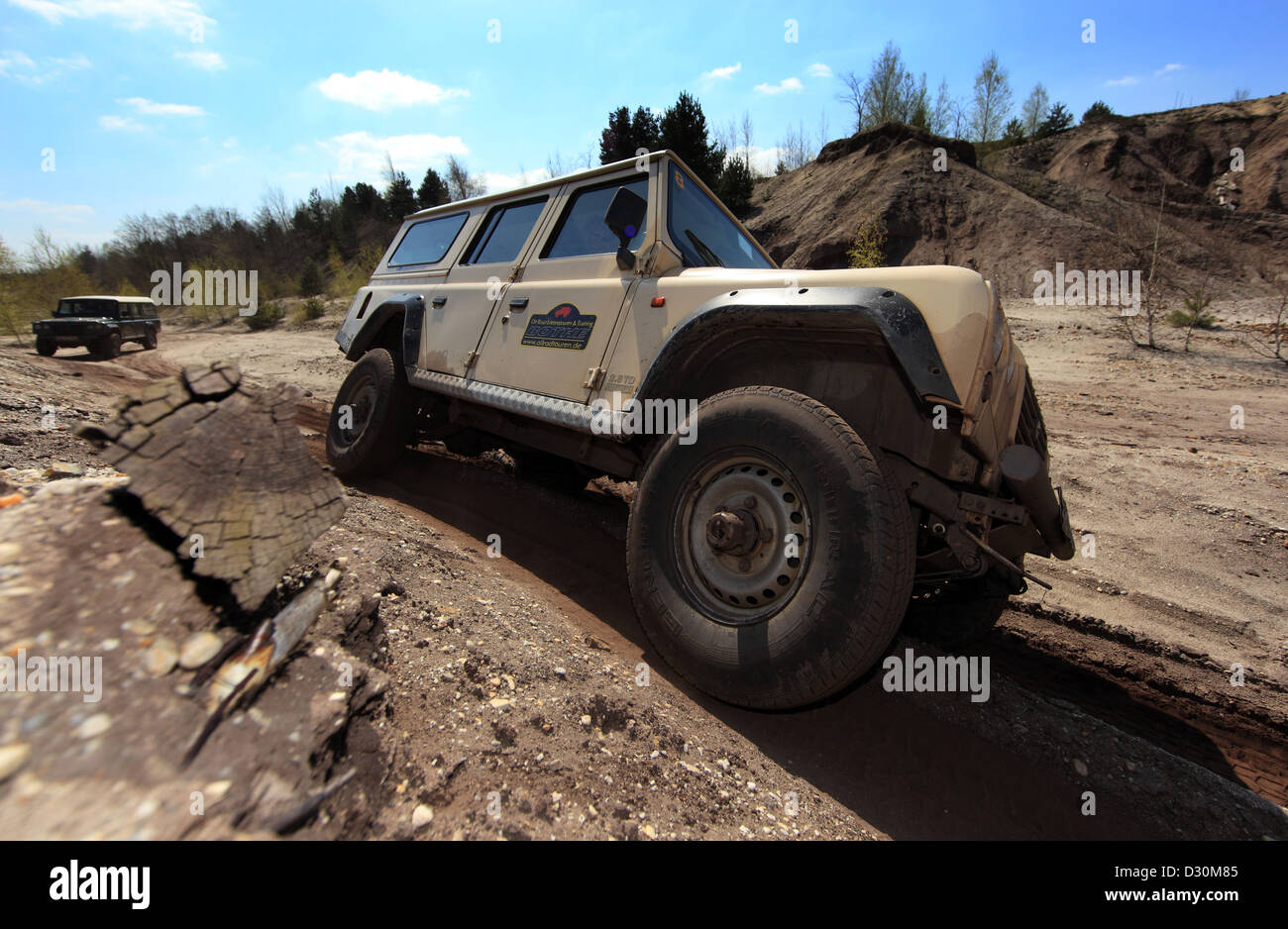 Senftenberg, Germania, terreno del veicolo durante la marcia su terreni accidentati Foto Stock