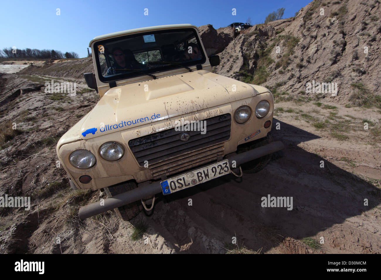 Senftenberg, Germania, terreno veicolo viaggia su un terreno accidentato Foto Stock