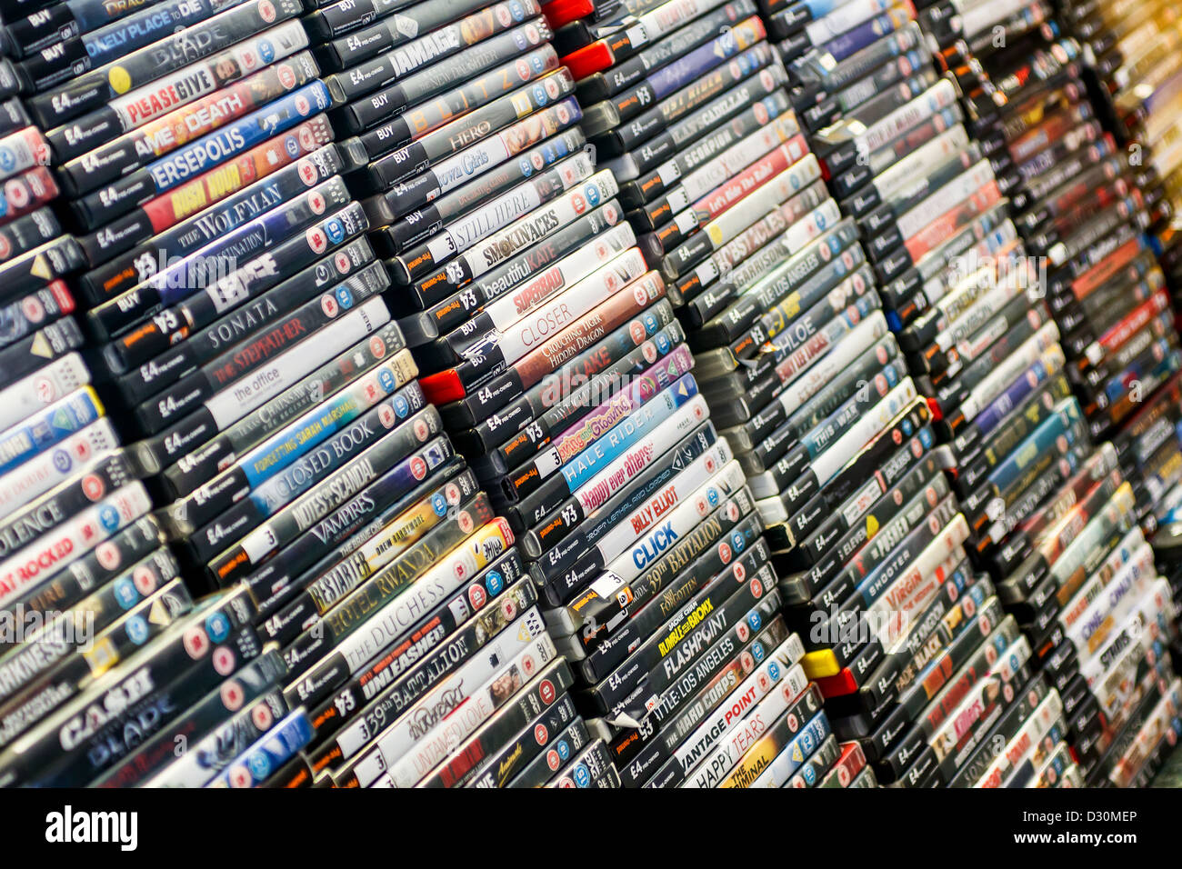 Pile di film in DVD in vendita Foto stock - Alamy