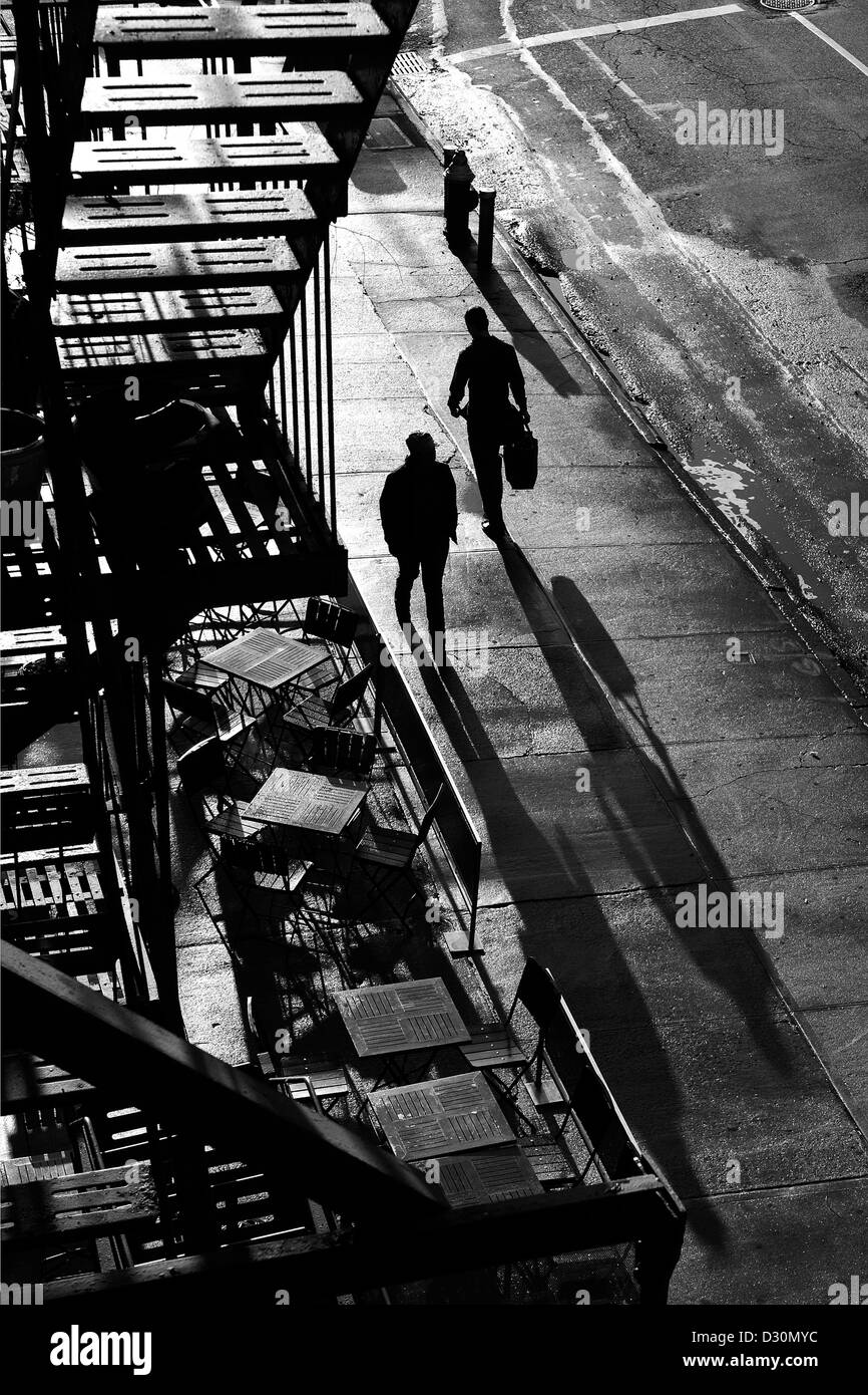 Mattina commutare su West 23rd Street a New York City visto dalla linea alta. Foto Stock