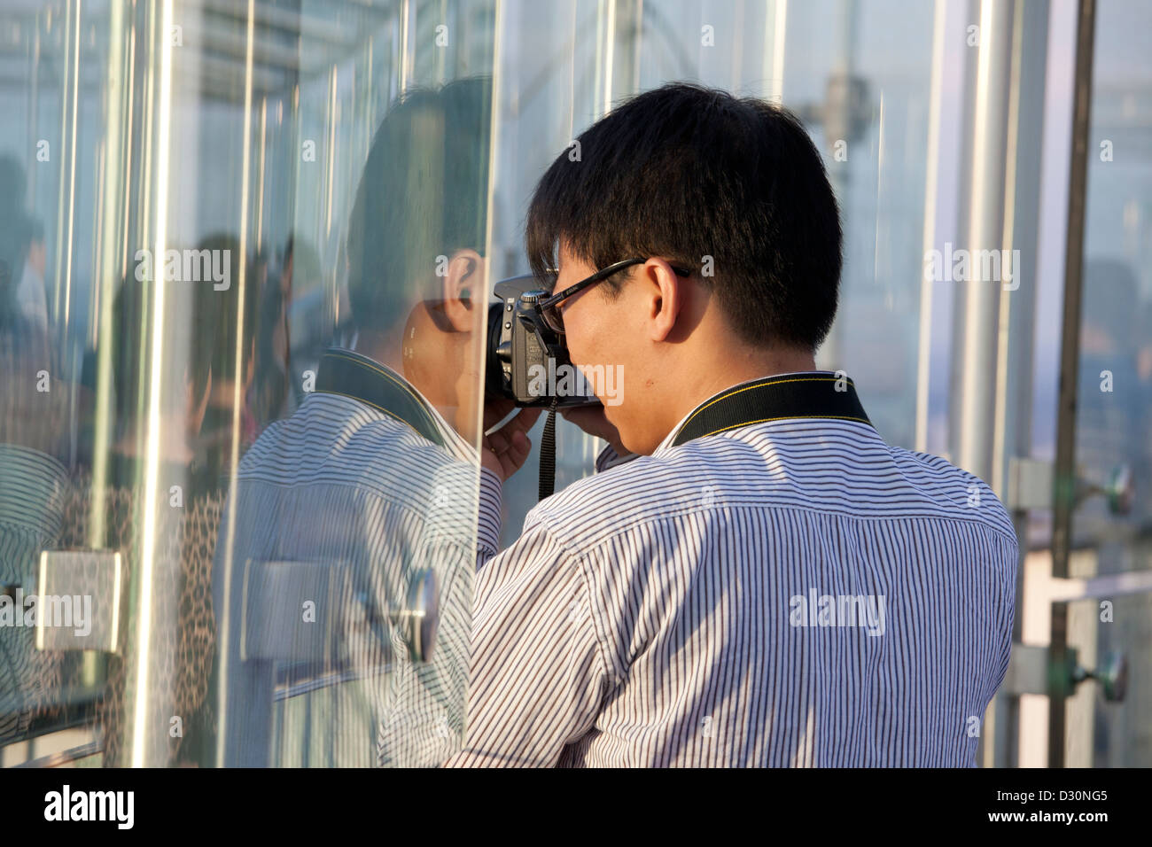 Turista giapponese a fotografare Parigi da 210 m platform della Torre Montparnasse Foto Stock